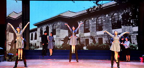南京艺术学院师生表演《共产党宣言》